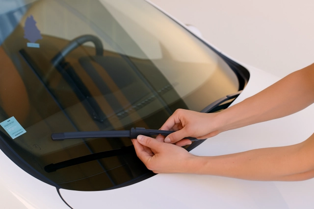 Bien choisir et entretenir ses balais d'essuie-glace pour Renault et Dacia